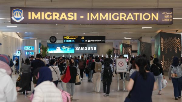 Penumpang mengisi deklarasi kedatangan melalui aplikasi All Indonesia