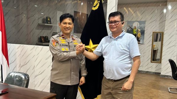 Ketua Umum PWRC Kornelius Wau berjabat tangan dengan Brigjen Pol Endra Zulpan