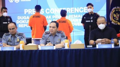 Petugas Imigrasi Jakarta Selatan saat melakukan penindakan kasus paspor aspal dan WNA overstay