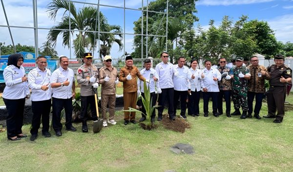 Imigrasi Ternate ikut kegiatan ketahanan pangan dan penanaman pohon kelapa serentak