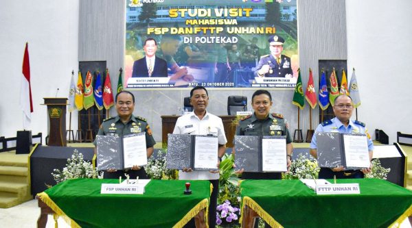 Penandatanganan kerja sama antara Universitas Pertahanan RI dan Poltekad TNI AD di Batu Malang
