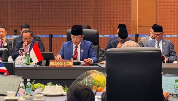 Menteri Luar Negeri Indonesia Sugiono saat memberikan pernyataan dalam Pertemuan Menteri Luar Negeri ASEAN 2025 di Kuala Lumpur.