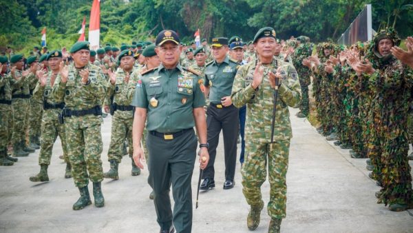 Panglima TNI Jenderal Agus Subiyanto meninjau Markas Yontaipur Kostrad di Cikarang.