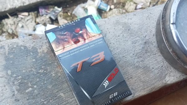 Rokok ilegal tanpa pita cukai dijual bebas di kedai-kedai pinggir jalan di Batam