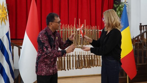Penyerahan donasi angklung Indonesia kepada sekolah tunanetra di Rumania oleh KBRI Bucharest.
