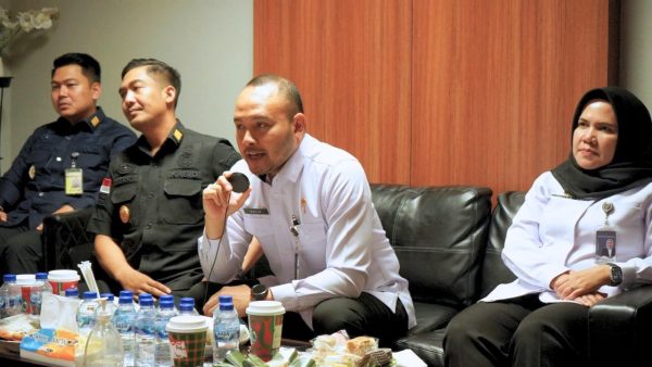 Kepala Imigrasi Soekarno-Hatta Galih Priya Kartika membuka Forum Konsultasi Publik 2025