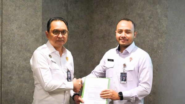 Kepala Imigrasi Soekarno-Hatta Galih Kartika menerima penghargaan nasional