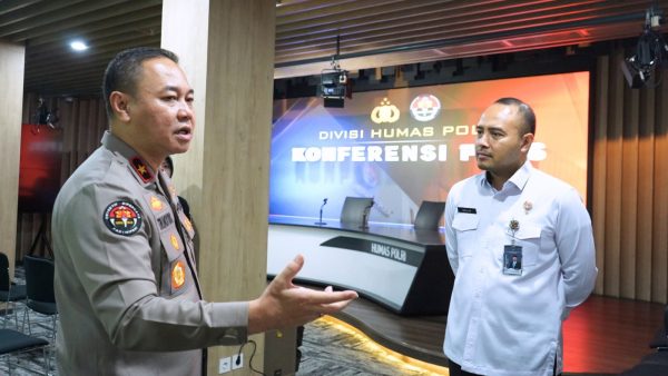 Kepala Kantor Imigrasi Soekarno-Hatta Galih P. Kartika Perdhana bersama Brigjen Pol Trunoyudo Wisnu Andiko dalam kegiatan studi tiru Divisi Humas Polri