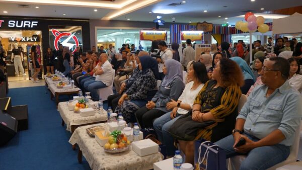 Suasana Karnaval Imigrasi Pontianak 2025 dengan layanan paspor dan animo warga yang tinggi.