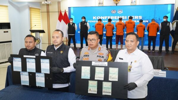 Petugas Imigrasi Soekarno-Hatta melakukan Operasi Keimigrasian di Apartemen City Park Cengkareng Timur