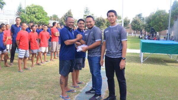 Pembagian perlengkapan mandi di Lapas Pemuda Madiun kepada warga binaan