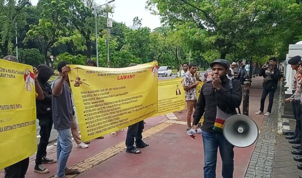 Aktivis Poros Pergerakan Nasional Lawan Mafia Hukum membacakan pernyataan sikap di Jakarta terkait dugaan rekayasa putusan Mahkamah Agung atas kasus pertanahan di Papua.