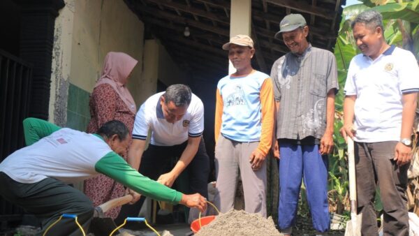 Petugas Lapas Pemuda Madiun melakukan renovasi Mushola Al Ikhlas dalam Bakti Sosial IMIPAS.