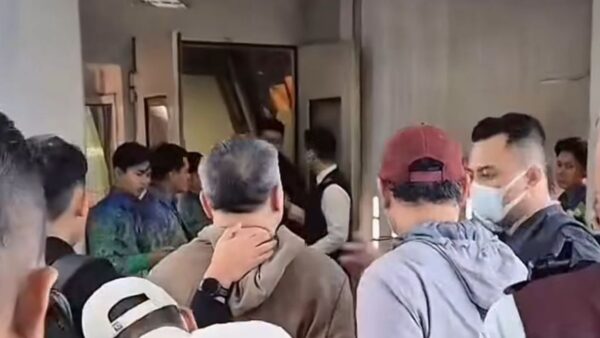 Petugas Imigrasi Jakarta Selatan mengamankan WNA Tiongkok sebelum deportasi