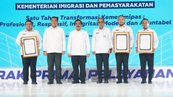 Galih Kartika Perdana menerima penghargaan dari Menteri Imigrasi dan Pemasyarakatan