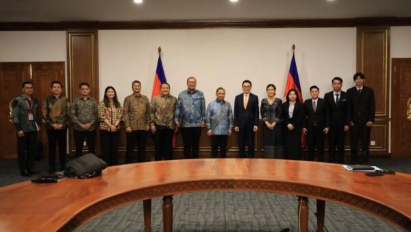 Wamenlu RI Anis Matta saat melakukan kunjungan diplomatik ke Phnom Penh, Kamboja