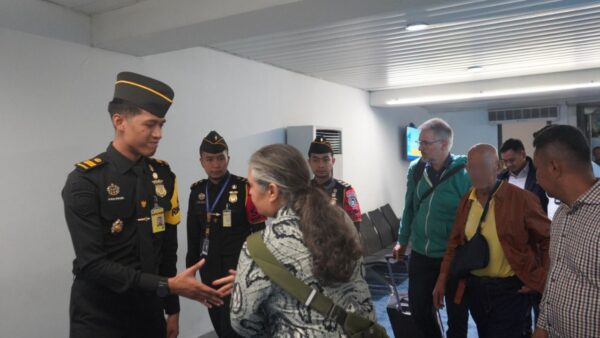 Petugas Imigrasi Soekarno-Hatta mengawal proses pemindahan dua narapidana asal Belanda.