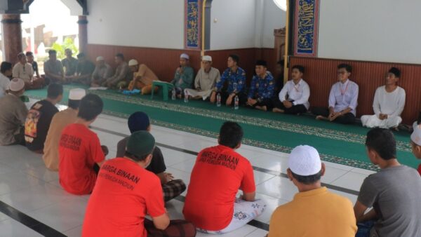 Warga binaan mengikuti pengajian rutin di Masjid At-Taubah Lapas Pemuda Madiun.
