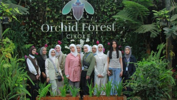 Delegasi pelajar SMA Kuwait dan KFAED dalam program imersi budaya di Indonesia