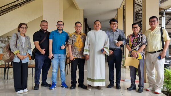 Pengurus dan panitia IKKSU Jabodetabek mengikuti misa dan kegiatan penggalangan dana