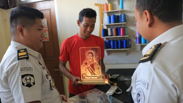 Warga binaan Lapas Pemuda Madiun mengukir akrilik bekas