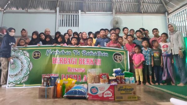 Tim Darma Agung Palembang menyerahkan bantuan sembako kepada anak-anak panti asuhan pada Ramadan 2026
