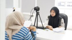 Petugas Imigrasi melayani pembuatan paspor di kantor imigrasi Indonesia