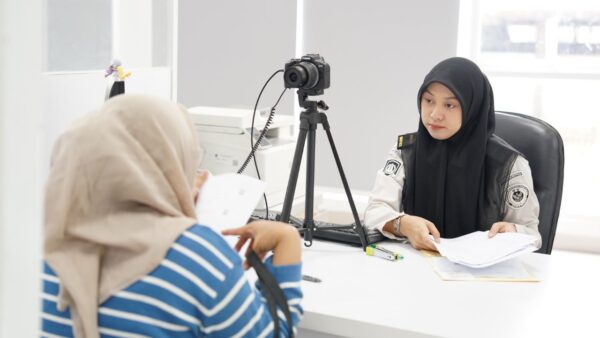 Petugas Imigrasi melayani pembuatan paspor di kantor imigrasi Indonesia