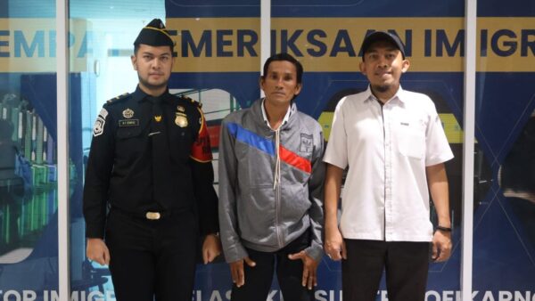 Nelayan Aceh Shadiqin tiba di Bandara Soekarno Hatta setelah terapung di laut hingga Sri Lanka