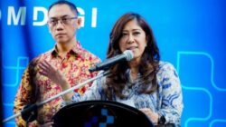 Ilustrasi anak menggunakan ponsel dengan simbol media sosial dan pengawasan digital