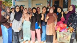 Wali murid SDN Ketapang Tangerang memberikan bingkisan tanda kasih kepada guru menjelang libur Lebaran 2026