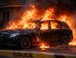 Aksi Nekat! Motor Tanpa Plat Lempar Molotov, Mobil Jadi Abu