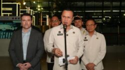 Petugas Imigrasi di autogate Bandara Ngurah Rai Bali saat mendeteksi buronan internasional.