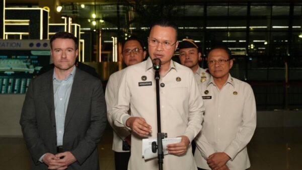 Petugas Imigrasi di autogate Bandara Ngurah Rai Bali saat mendeteksi buronan internasional.