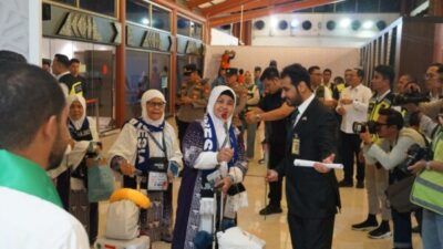 Petugas Imigrasi Soekarno-Hatta melakukan pemeriksaan penumpang di Terminal 3 keberangkatan internasional.