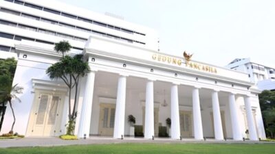 Presiden Indonesia dan Presiden Korea Selatan berjabat tangan saat kunjungan kenegaraan untuk peningkatan kerja sama bilateral.