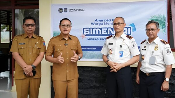 Petugas Imigrasi melayani masyarakat dalam program Simentai di Kepulauan Mentawai.