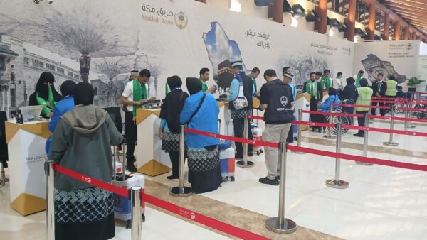 Jemaah haji kloter pertama Embarkasi Jakarta Pondok Gede diberangkatkan melalui layanan Makkah Route di Bandara Soekarno-Hatta.