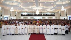 Ribuan umat menghadiri perayaan Paskah IKKSU 2026 di Graha Delima dengan pakaian adat Sumatera Utara.