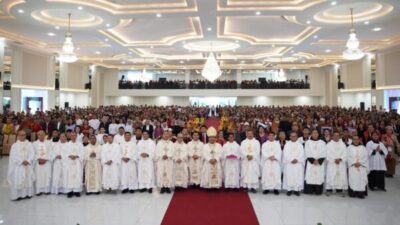 Ribuan umat menghadiri perayaan Paskah IKKSU 2026 di Graha Delima dengan pakaian adat Sumatera Utara.