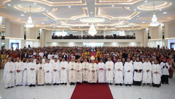 Ribuan umat menghadiri perayaan Paskah IKKSU 2026 di Graha Delima dengan pakaian adat Sumatera Utara.