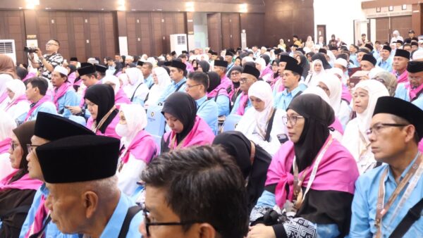 Gubernur Sumatera Barat melepas jemaah haji Kloter I di Asrama Haji Padang.