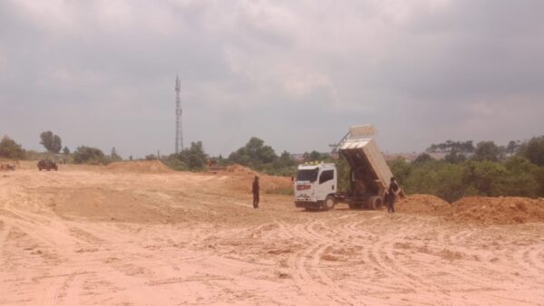 Aktivitas pembabatan hutan di kawasan Sagulung Dapur 12 Batam yang disorot warga.