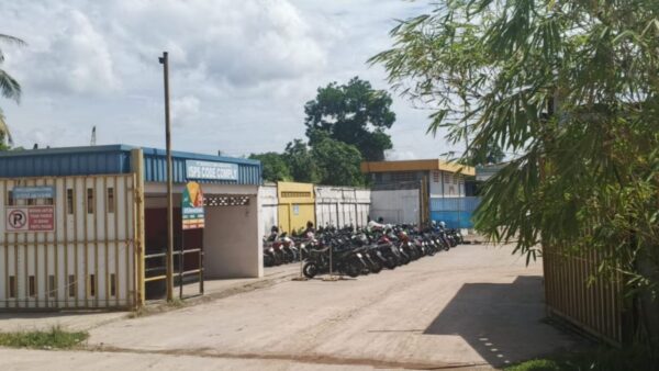 Aktivitas kendaraan keluar masuk di pelabuhan galangan kapal Batam yang diduga menjadi jalur penyelundupan barang ilegal.