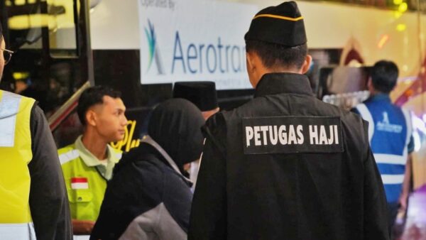 Petugas Imigrasi Soekarno Hatta menggagalkan keberangkatan WNI haji ilegal 2026.