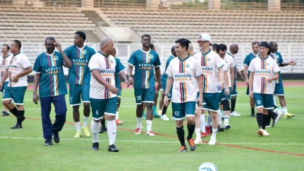Duta besar negara Afrika mengikuti pertandingan sepak bola persahabatan di Stadion Madya GBK Jakarta.