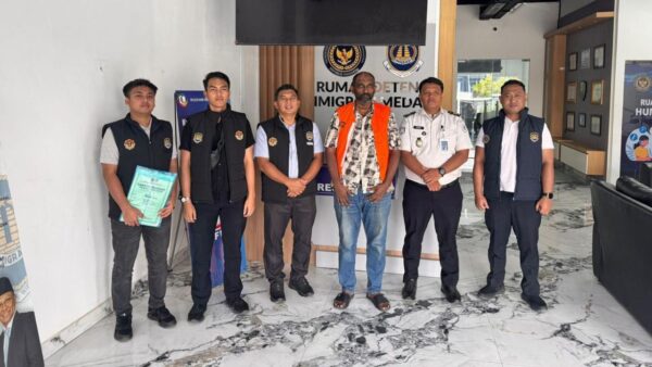 etugas Imigrasi Belawan mengawal deteni warga Malaysia menuju Rudenim Medan