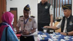 Petugas Imigrasi Jakarta Timur memeriksa dokumen jamaah haji di Embarkasi Pondok Gede.