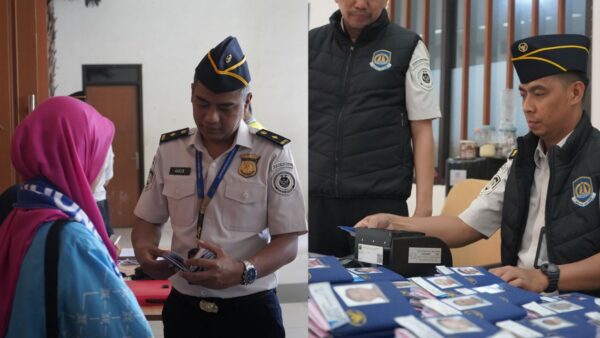 Petugas Imigrasi Jakarta Timur memeriksa dokumen jamaah haji di Embarkasi Pondok Gede.