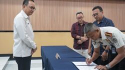 Petugas Kantor Imigrasi Jakarta Timur menandatangani kerja sama layanan IMMIERGENCY bersama rumah sakit untuk percepatan penerbitan paspor pasien..